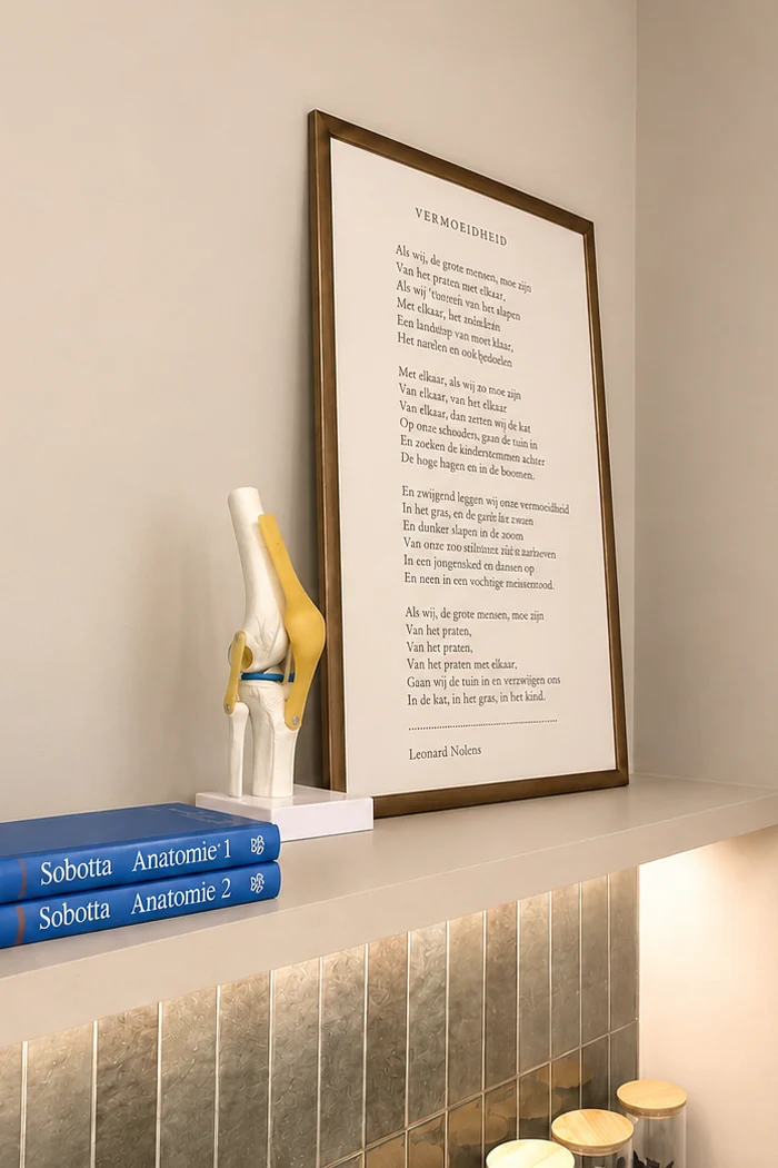 Ingelijst gedicht boven groenige tegels in Praktijk Bios.